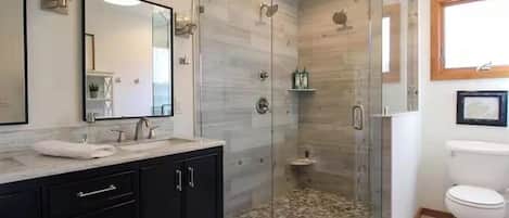 Regadera, toallas, jabón, papel de baño