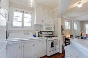 Fridge, microwave, oven, stovetop - Elegant Carriage House Overlooking Forsyth Park (Savannah)