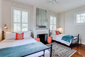 1 bedroom, iron/ironing board, WiFi, bed sheets - Elegant Carriage House Overlooking Forsyth Park (Savannah)