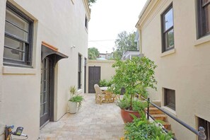 Terrace/patio - Elegant Carriage House Overlooking Forsyth Park (Savannah)