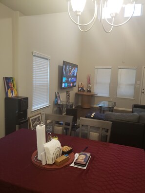 Dining - Serene Lake House 4-bed 3.5 bath in friendly Katy neighborhood (Katy)