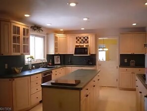 Private kitchen - WORLD CUP STAY Spacious 4-bedroom house with central A/C in charming Linden (Linden)