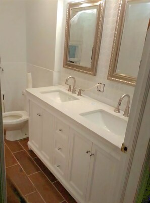 Hair dryer, towels, soap, toilet paper - WORLD CUP STAY Spacious 4-bedroom house with central A/C in charming Linden (Linden)