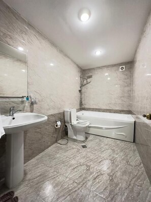 Standard Double Room, City View | Bathroom - Rosemary Inn Hotel Baku (Bakı)