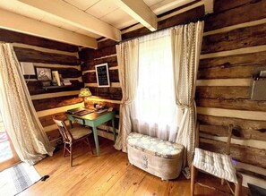 Interior - Cozy 1bedroom cabin in lovely Fort Valley with AC on beautiful privatehorse farm (Fort Valley)