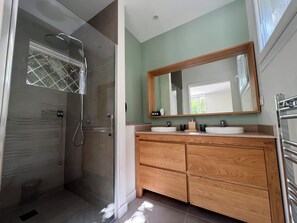 Shower, hair dryer, towels, soap - Apt w/ private garden -5' beach (Cannes)