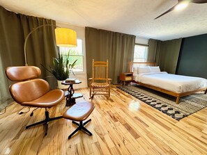 Room - Private Waterfalls - Retreat w/ Hot Tub, Game Room, Spacious and Nature Filled (Hillsville)