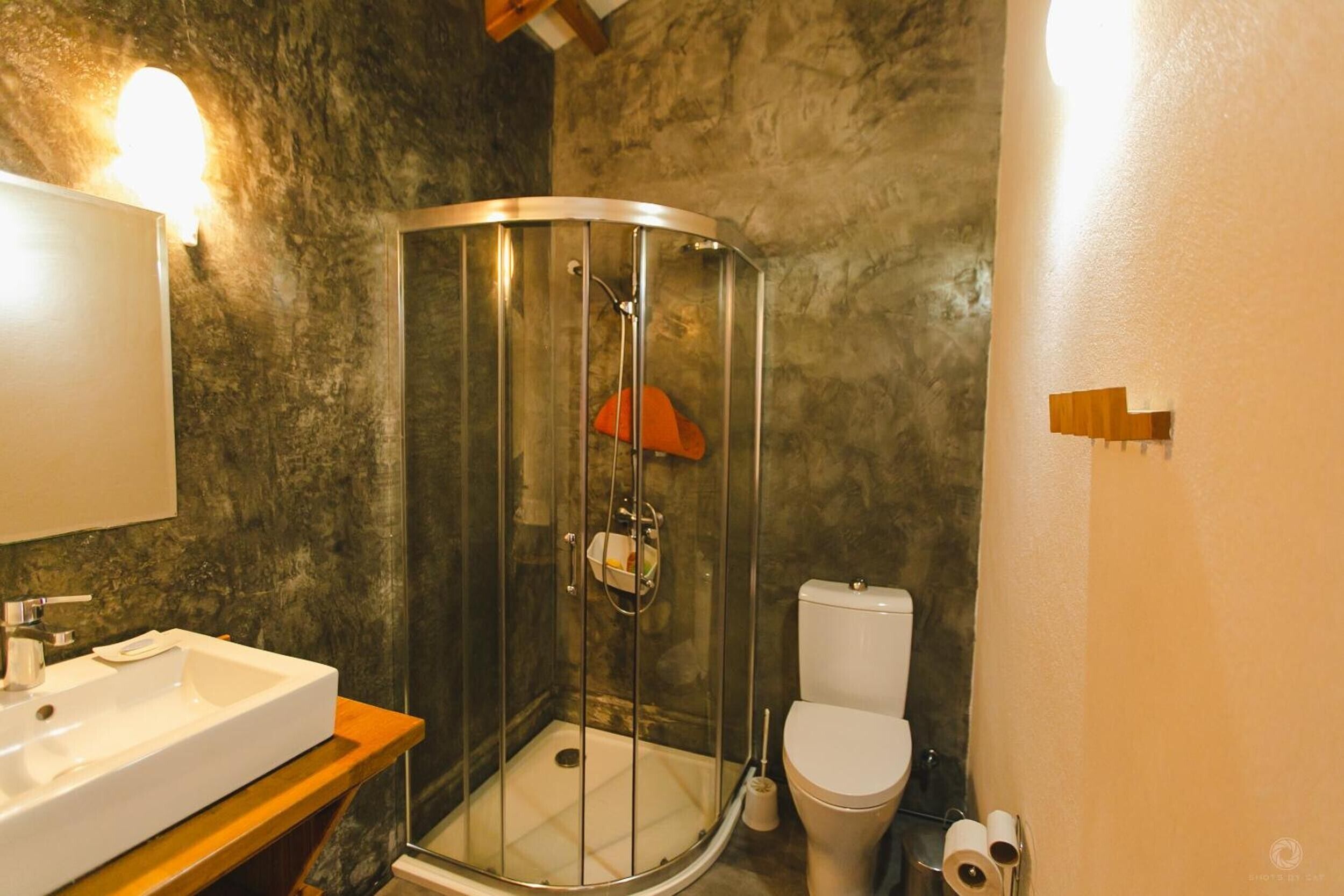 Douche, sèche-cheveux, serviettes fournies