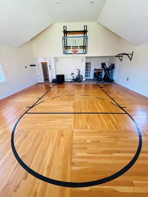 Fitness facility - FIFA! Luxury, private custom home w/ indoor hoops, sauna, close to stadium (Sherborn)