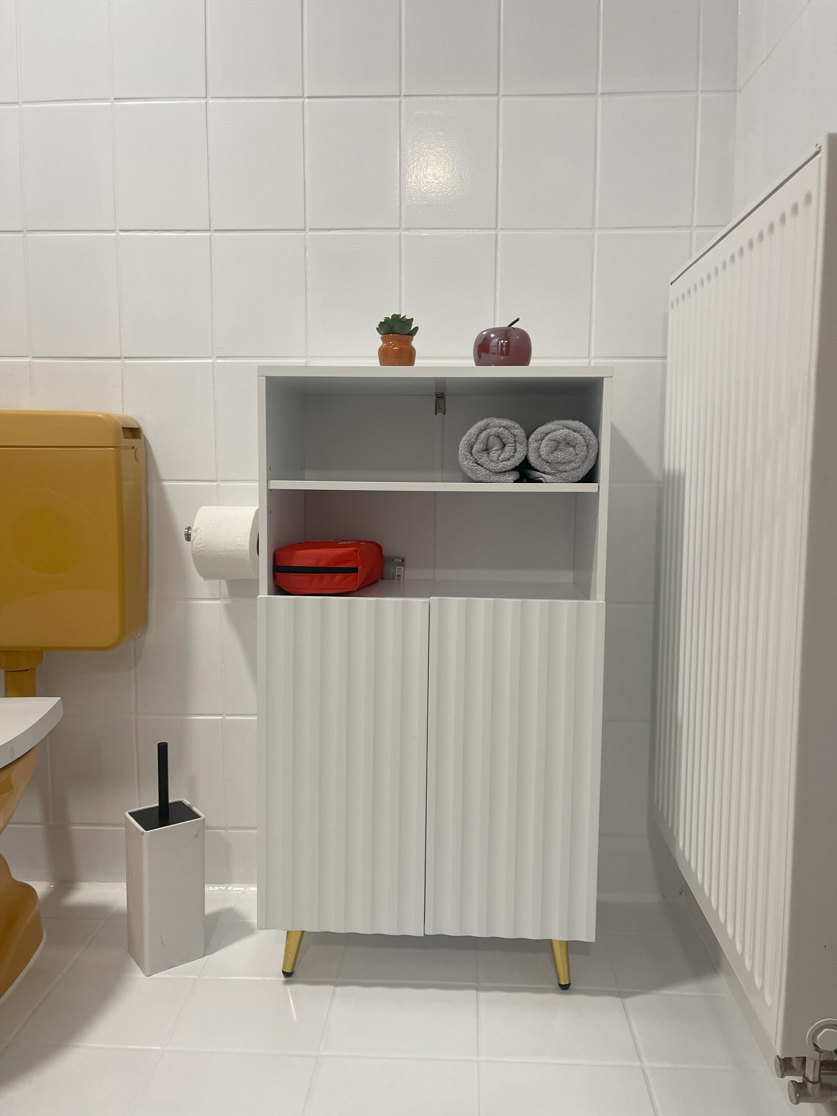 Haartrockner, Handtücher, Seife, Toilettenpapier