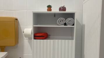 Haartrockner, HandtĂŒcher, Seife, Toilettenpapier