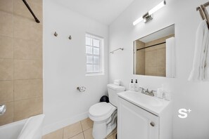 Apartment | Bathroom -  Charming Studio Steps to the Ocean (Miami Beach)