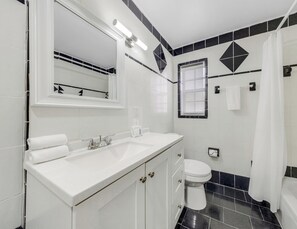 Apartment | Bathroom - Relaxing Studio Near the Beach (Miami Beach)