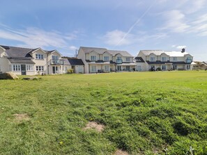 A row of modern houses with a grassy lawn in front. - Ty Mor (Newport)