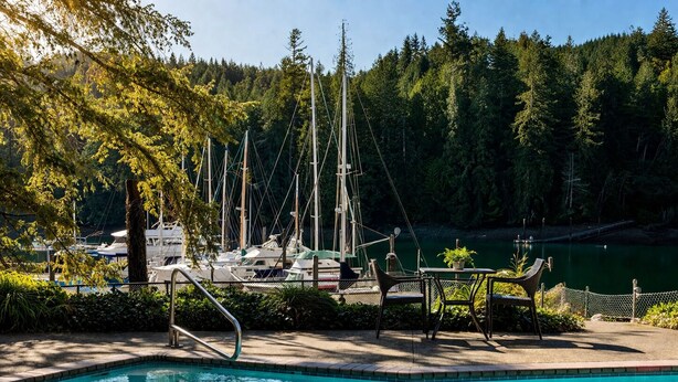 Una piscina con un barco fondeado al fondo.