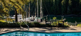 5-bedroom Waterfront House in Pleasant Harbor!
