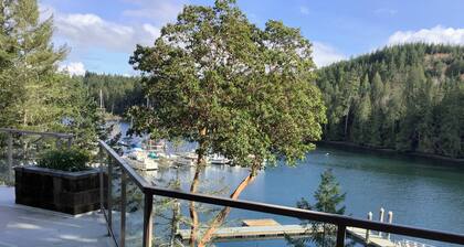 5-bedroom Waterfront House in Pleasant Harbor!