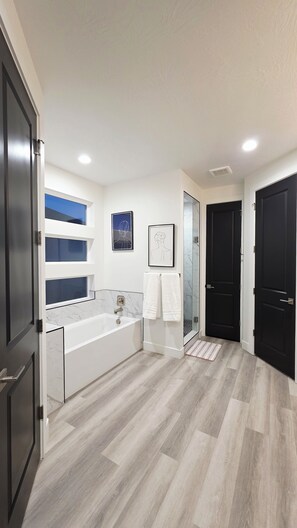 Shower, eco-friendly toiletries, hair dryer, bidet - Luxury Oasis in Salt Lake City (West Valley City)