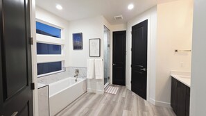 Shower, eco-friendly toiletries, hair dryer, bidet - Luxury Oasis in Salt Lake City (West Valley City)