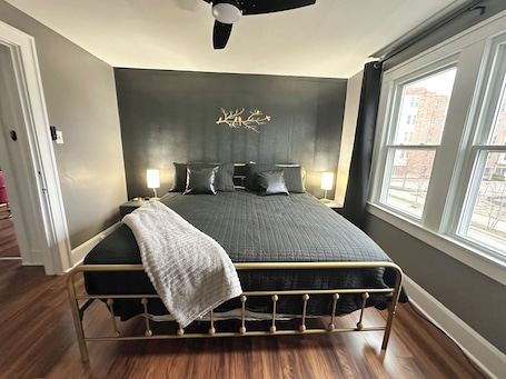 1 bedroom, WiFi, bed sheets. Cardi B-Up Cozy 1-bedroom house in the Ball State University Village in Muncie