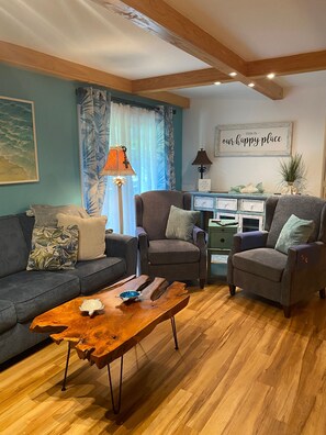 TV, books - Beachside Resort Condo With Pools (South Padre Island)
