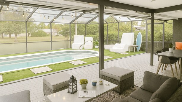 Un espacio al aire libre cubierto con piscina, asientos y vistas del exterior.