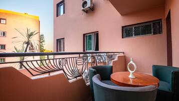 Comfort Studio, Balcony, City View | Outdoor dining