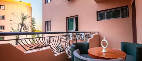 Comfort-Studio, Balkon, Stadtblick | Speisen im Freien