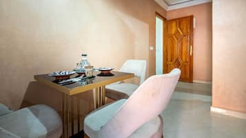 Comfort Studio, Balcony, City View | Dining