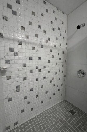 Haartrockner, Handtücher, Toilettenpapier
