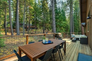 Outdoor dining - South Lake Tahoe Escape - Gourmet Kitchen & Spa (South Lake Tahoe)