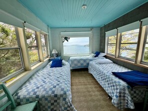 5 Schlafzimmer, Schreibtisch, Bügeleisen/Bügelbrett, WLAN
