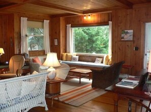 TV, fireplace, books - Classic Maine Summer Cottage on the Ocean (Boothbay Harbor)