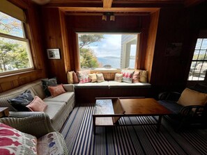 Fernseher, Kamin, Bücher