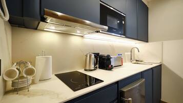 Frigorífico, microondas, placa de cocina y lavavajillas