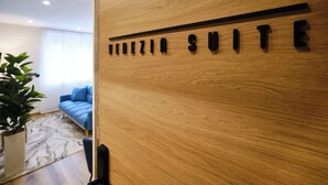 A wooden wall with the text 'VENEZIA SUITE' indicating a hotel room or suite. - Studio Premium Suite Venezia, non-smoking (Avilés)