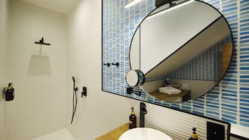 Ducha, secador de pelo, toallas y jabón