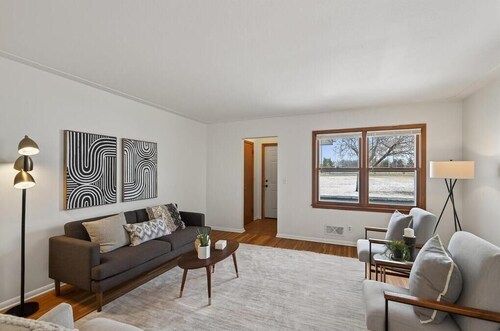 Charming Two-Bedroom Near Parks and Lakes in Minneapolis!