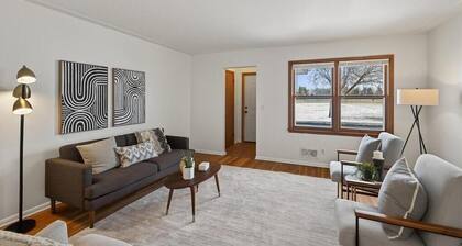 Charming Two-Bedroom Near Parks and Lakes in Minneapolis!
