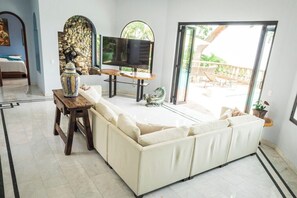 Living area - Amazing 4-bedroom villa in Puerto Vallarta with full kitchen and pool (Puerto Vallarta)