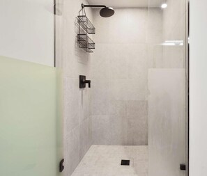 Shower, hair dryer, towels, shampoo - Downtown Miami Studio w/ Skyline Views + Pool (Miami)