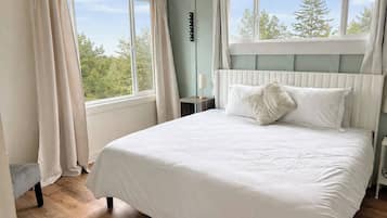 4 bedrooms, desk, iron/ironing board, free WiFi