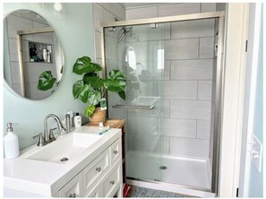 Douche, sèche-cheveux, serviettes fournies, savon