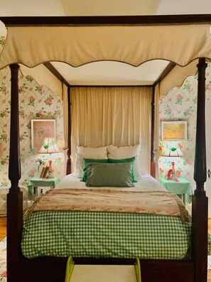 6 bedrooms, iron/ironing board, WiFi, bed sheets - GORGEOUS 6BR/3BA/Sleeps 13 HISTORIC, STREETCAR, FRENCH QUARTER, DOLLHOUSE! (Metairie)