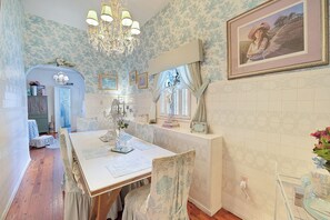Dining - GORGEOUS 6BR/3BA/Sleeps 13 HISTORIC, STREETCAR, FRENCH QUARTER, DOLLHOUSE! (Metairie)