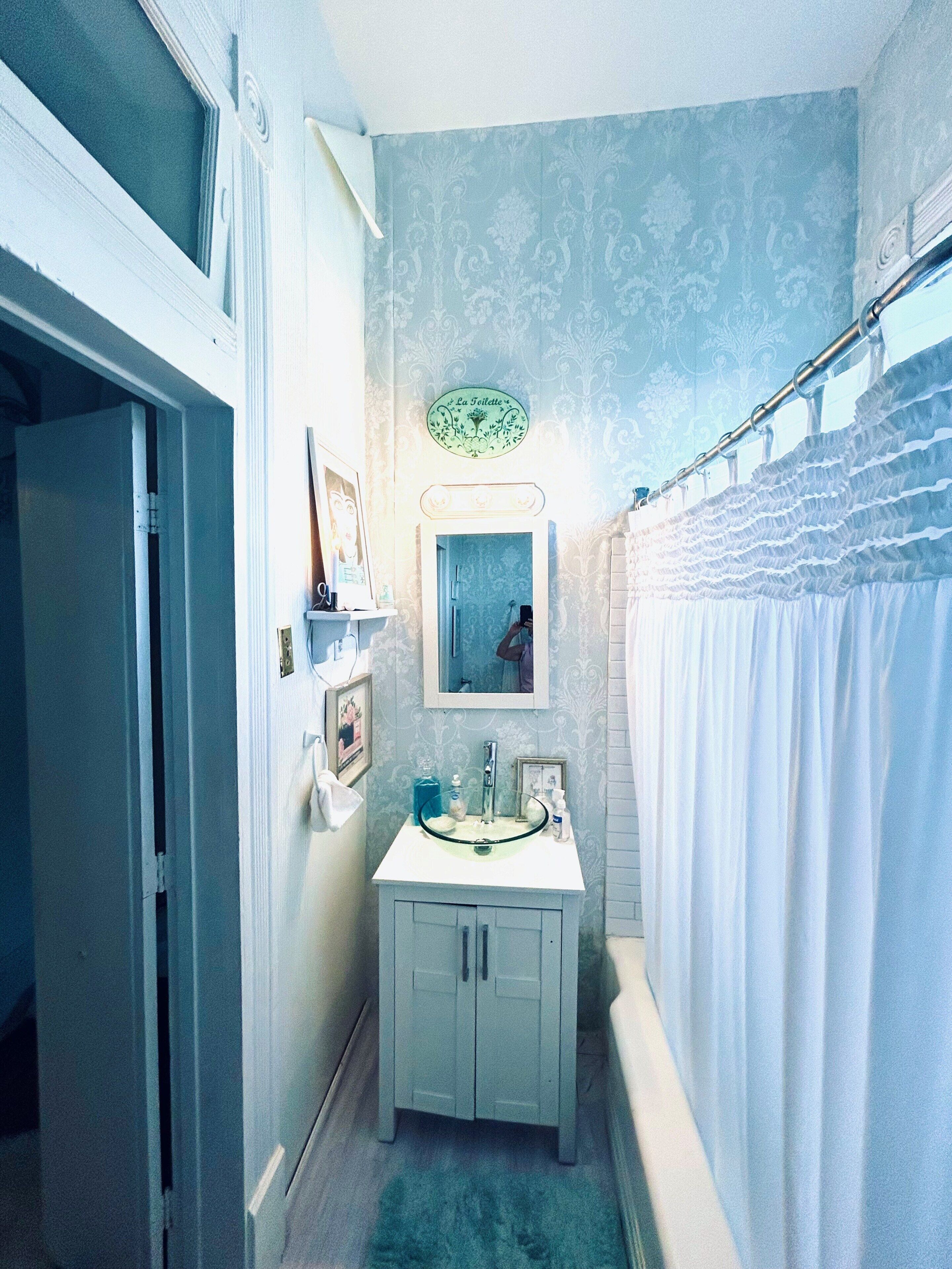 Sèche-cheveux, serviettes fournies, savon, papier toilette
