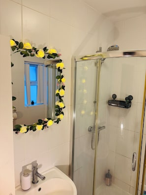 ヘアドライヤー、タオル、石鹸、トイレットペーパー