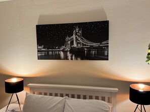 1 bedroom, WiFi, bed sheets - Large Private Room in Shared City Centre Apt – Steps to Main Attractions (Belfast)