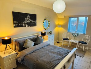 1 bedroom, WiFi, bed sheets - Large Private Room in Shared City Centre Apt – Steps to Main Attractions (Belfast)