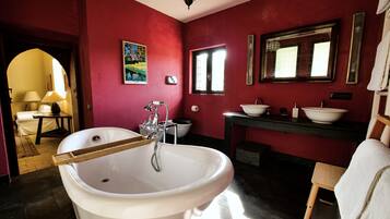 Douche, sĂšche-cheveux, bidet, serviettes fournies